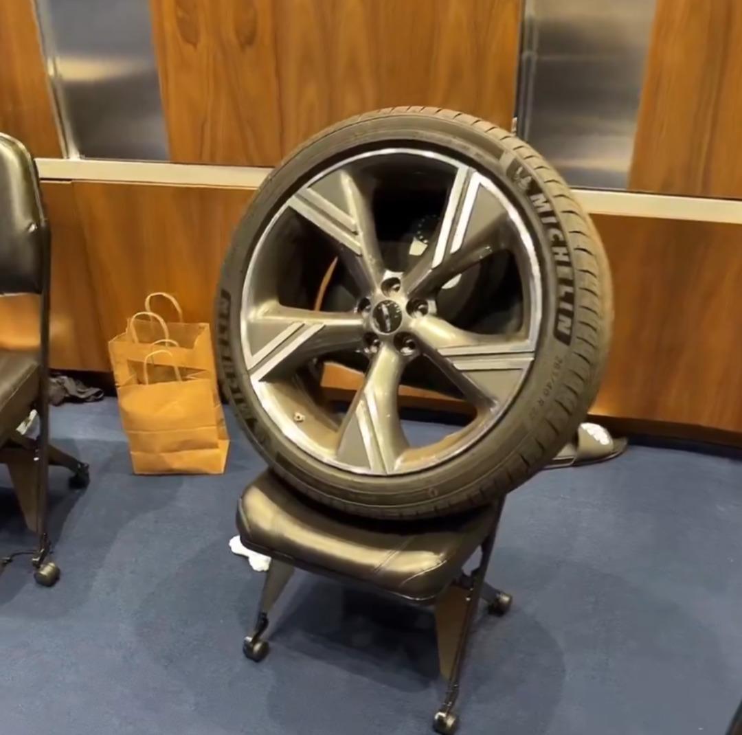 Milli oyuncuya inanılmaz şaka! Arabasının lastiğini s&ouml;k&uuml;p patlamış mısırla doldurdular 1