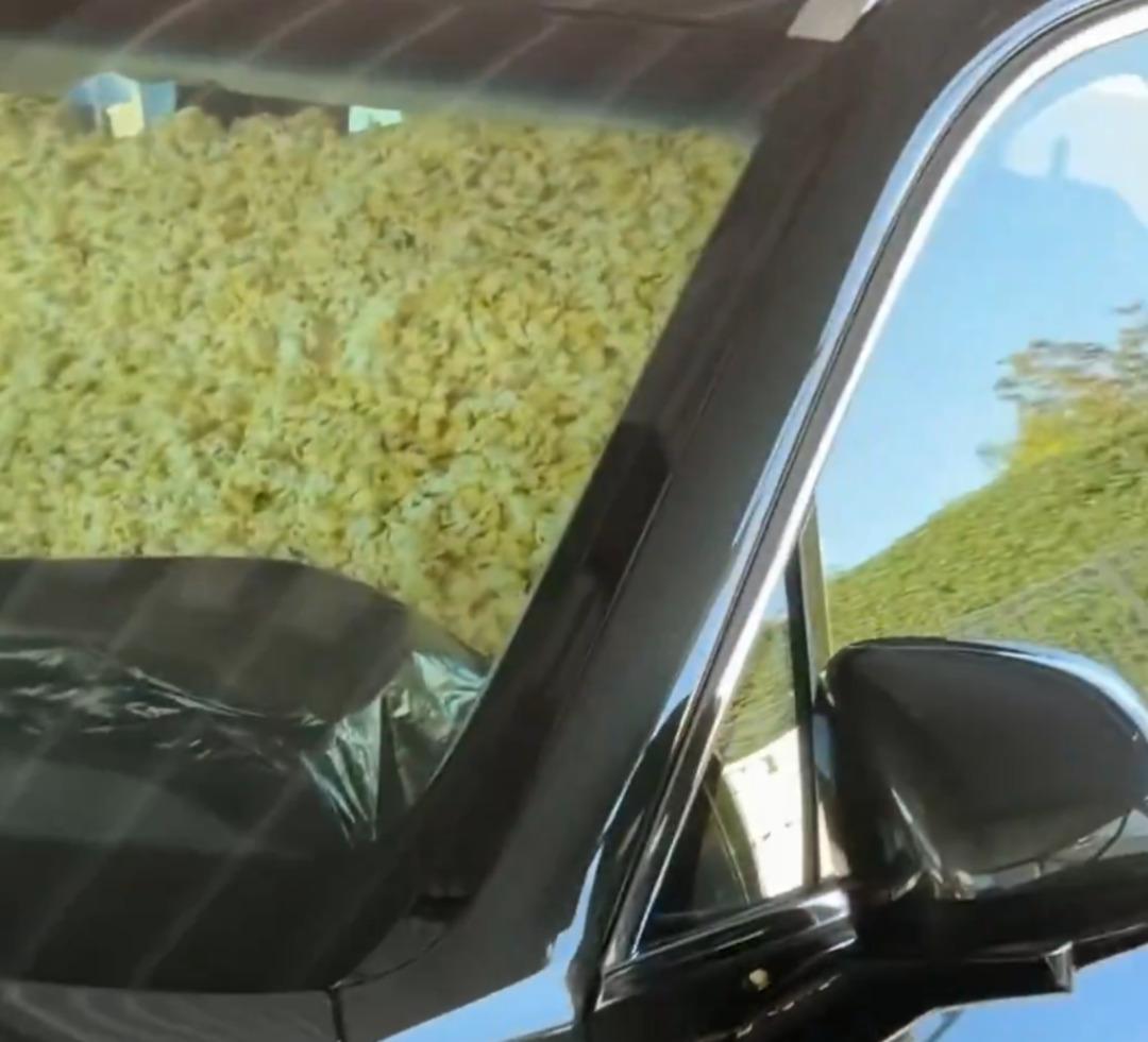 Milli oyuncuya inanılmaz şaka! Arabasının lastiğini s&ouml;k&uuml;p patlamış mısırla doldurdular 2