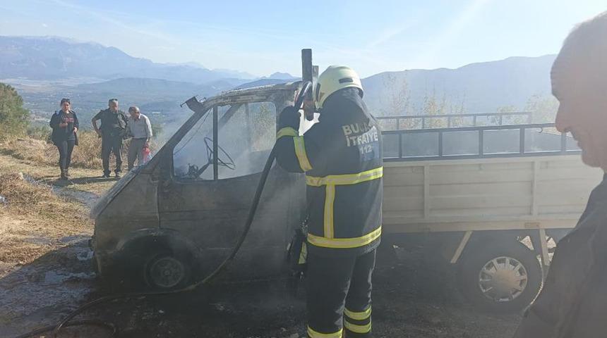 Burdur'da yanan kamyonet kullanılmaz hale geldi