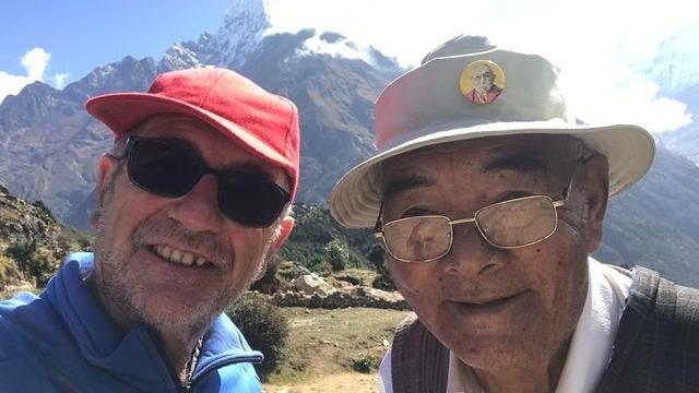 Everest'in zirvesine çıkan ilk ekibin son üyesi öldü