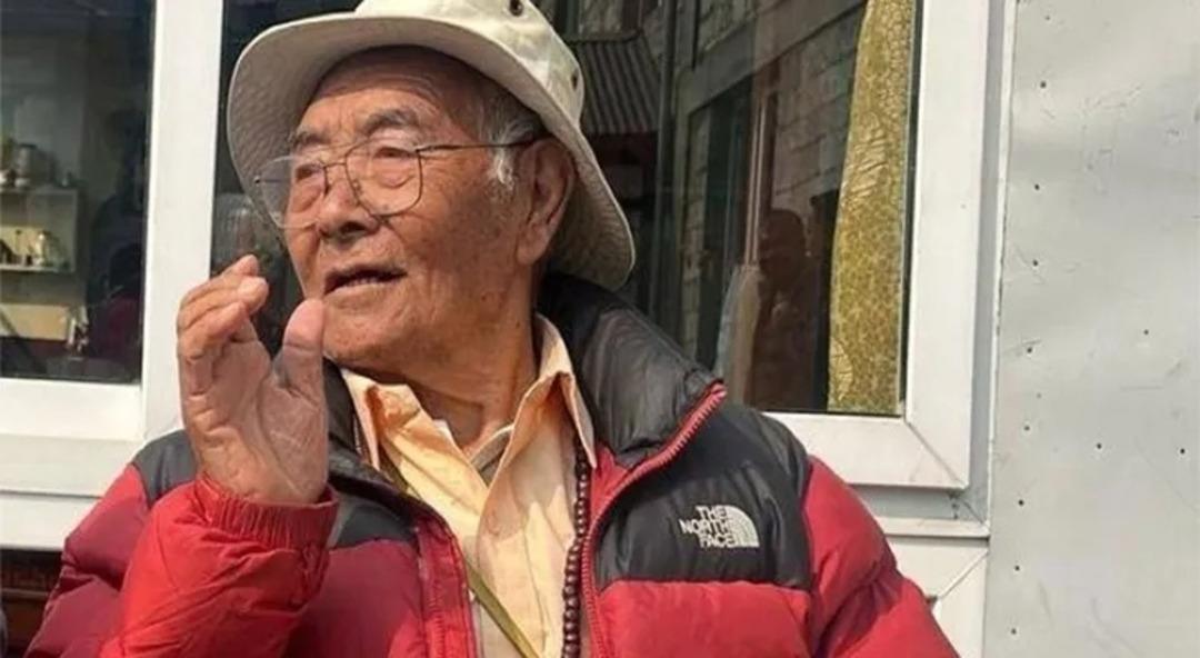 Everest in zirvesine çıkan ilk ekibin son üyesi öldü 1