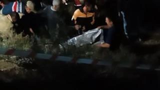 Devrilen traktörün altında kalan sürücü can verdi