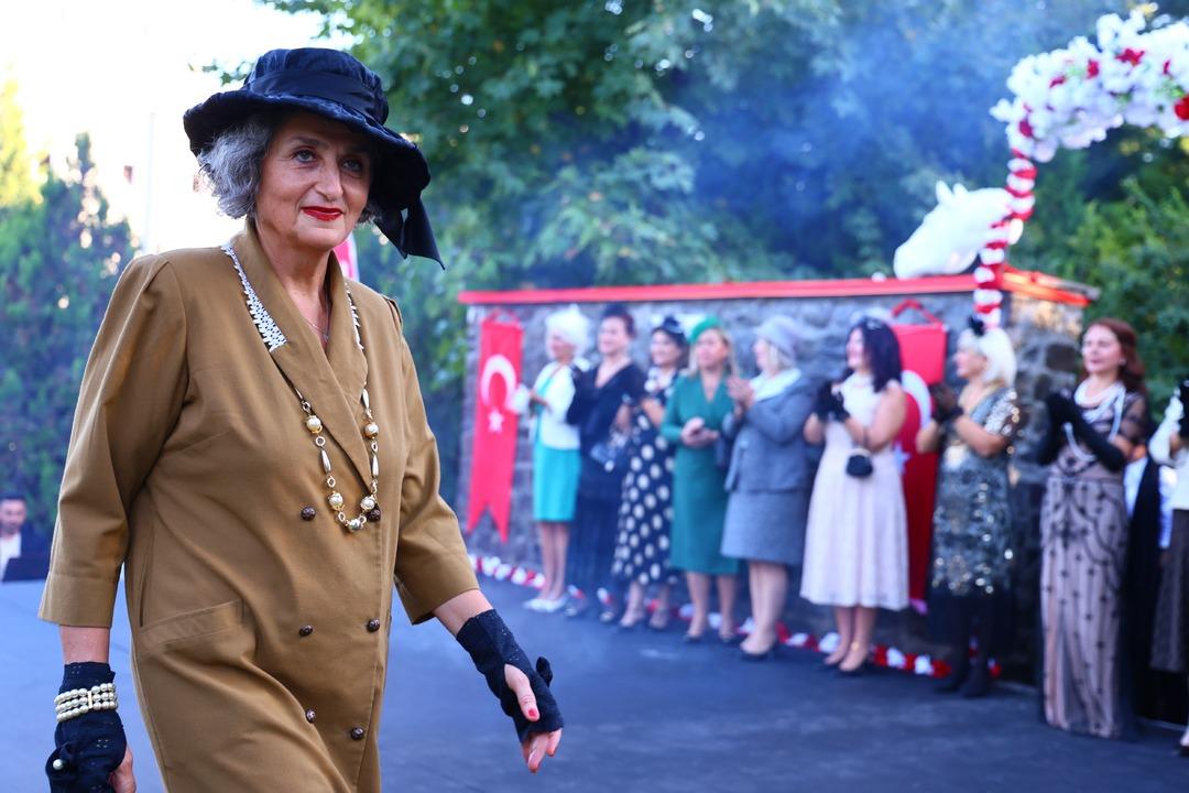 Elazığ Hipodromu nda Cumhuriyet defilesi! 70’ini aşan kadınlar Cumhuriyet zerafetini yansıttılar: "Atatürk ün bize açtığı yolda gidiyoruz" 1