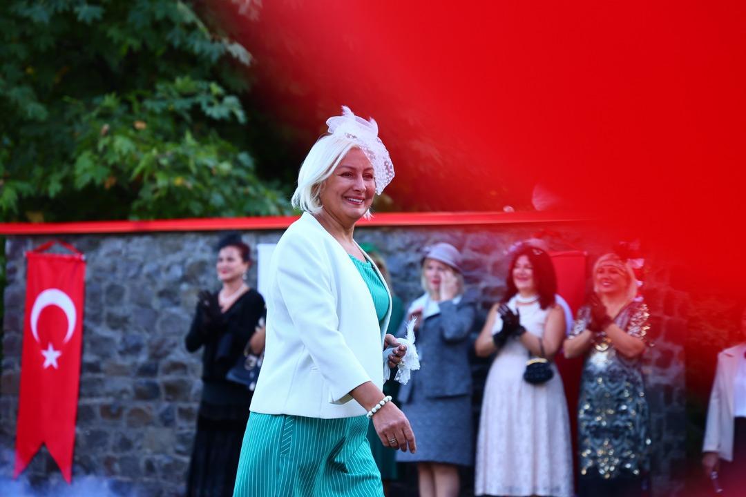 Elazığ Hipodromu nda Cumhuriyet defilesi! 70’ini aşan kadınlar Cumhuriyet zerafetini yansıttılar: "Atatürk ün bize açtığı yolda gidiyoruz" 3
