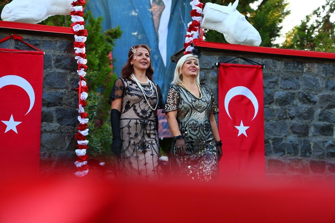 Elazığ Hipodromu nda Cumhuriyet defilesi! 70’ini aşan kadınlar Cumhuriyet zerafetini yansıttılar: "Atatürk ün bize açtığı yolda gidiyoruz" 4