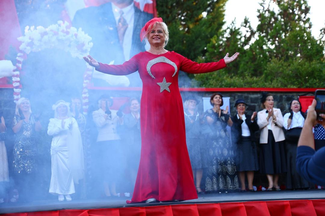 Elazığ Hipodromu nda Cumhuriyet defilesi! 70’ini aşan kadınlar Cumhuriyet zerafetini yansıttılar: "Atatürk ün bize açtığı yolda gidiyoruz" 5