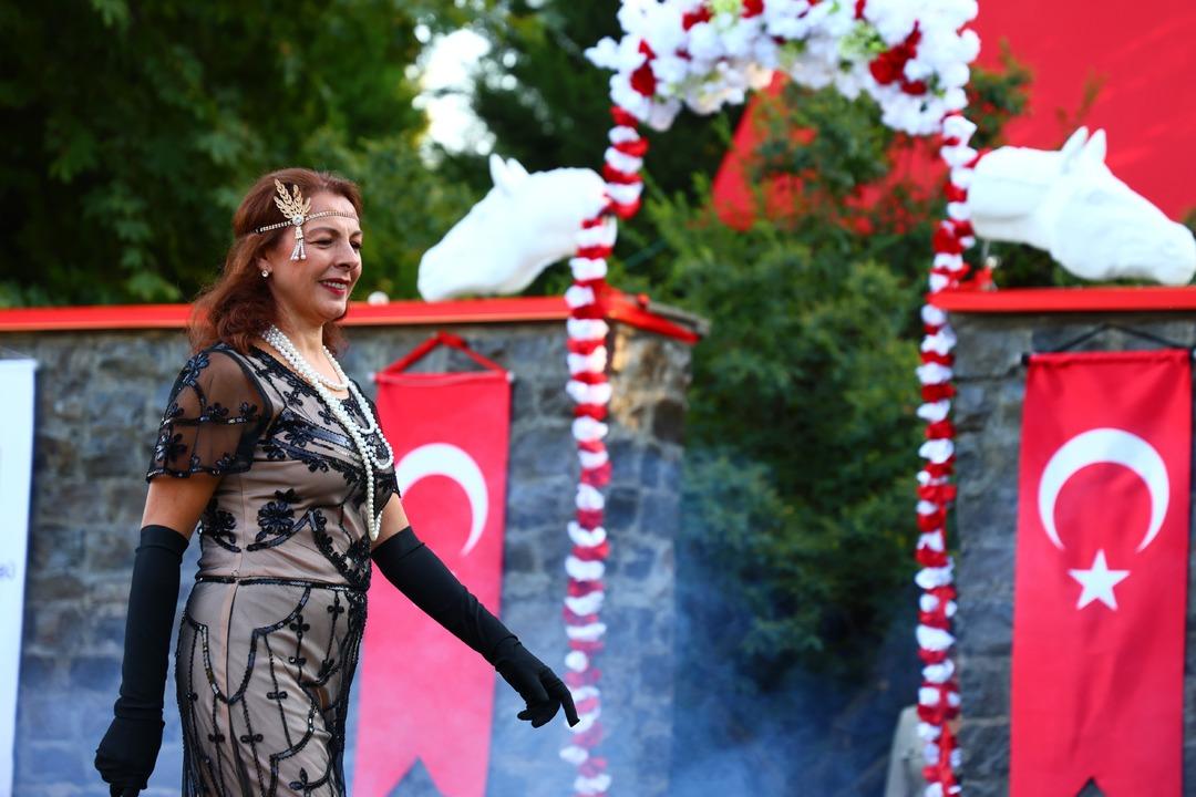 Elazığ Hipodromu nda Cumhuriyet defilesi! 70’ini aşan kadınlar Cumhuriyet zerafetini yansıttılar: "Atatürk ün bize açtığı yolda gidiyoruz" 6