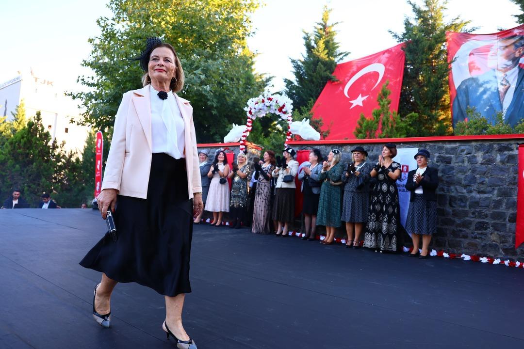 Elazığ Hipodromu nda Cumhuriyet defilesi! 70’ini aşan kadınlar Cumhuriyet zerafetini yansıttılar: "Atatürk ün bize açtığı yolda gidiyoruz" 7