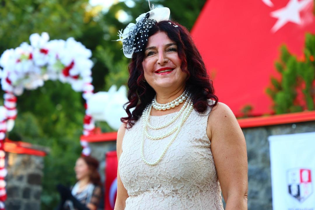 Elazığ Hipodromu nda Cumhuriyet defilesi! 70’ini aşan kadınlar Cumhuriyet zerafetini yansıttılar: "Atatürk ün bize açtığı yolda gidiyoruz" 10