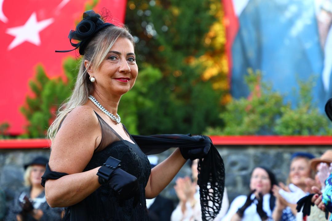 Elazığ Hipodromu nda Cumhuriyet defilesi! 70’ini aşan kadınlar Cumhuriyet zerafetini yansıttılar: "Atatürk ün bize açtığı yolda gidiyoruz" 11