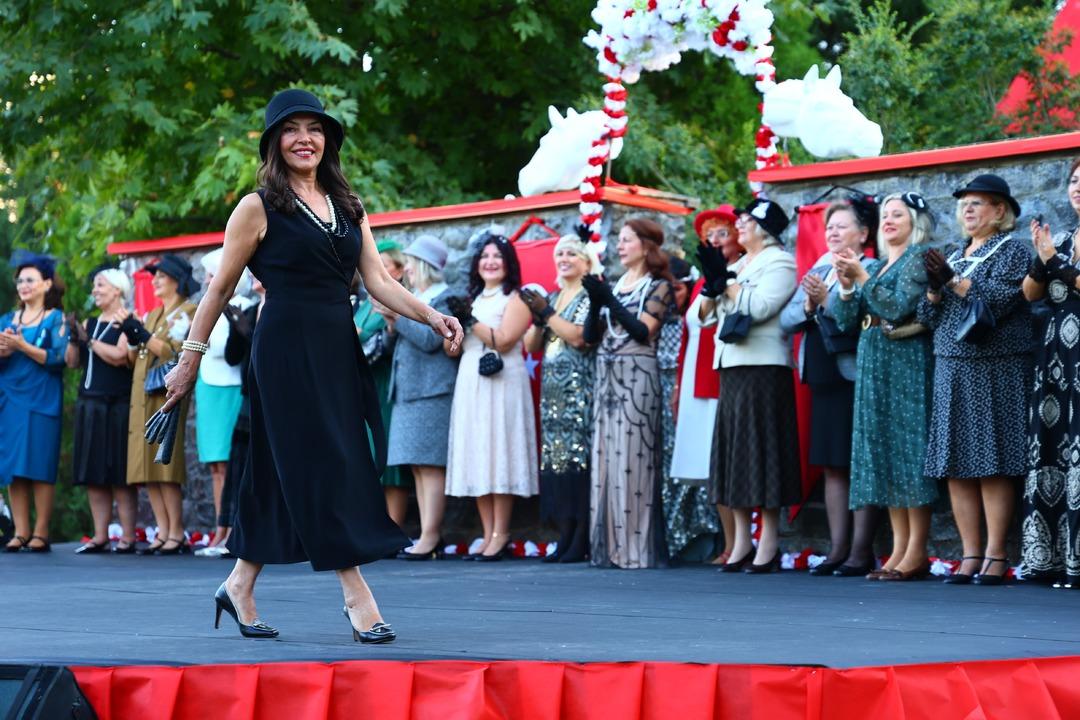 Elazığ Hipodromu nda Cumhuriyet defilesi! 70’ini aşan kadınlar Cumhuriyet zerafetini yansıttılar: "Atatürk ün bize açtığı yolda gidiyoruz" 8