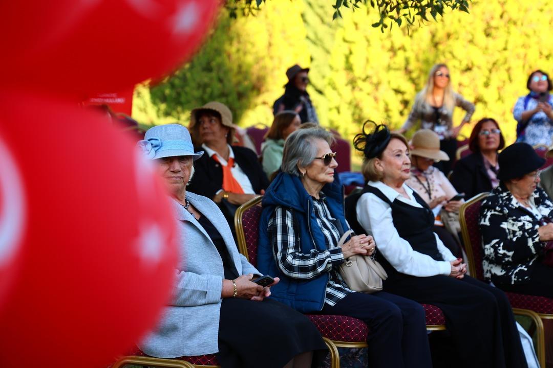 Elazığ Hipodromu nda Cumhuriyet defilesi! 70’ini aşan kadınlar Cumhuriyet zerafetini yansıttılar: "Atatürk ün bize açtığı yolda gidiyoruz" 9
