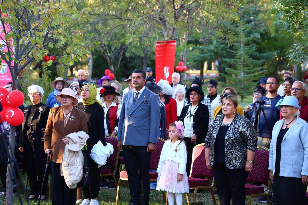 Elazığ Hipodromu nda Cumhuriyet defilesi! 70’ini aşan kadınlar Cumhuriyet zerafetini yansıttılar: "Atatürk ün bize açtığı yolda gidiyoruz" 12