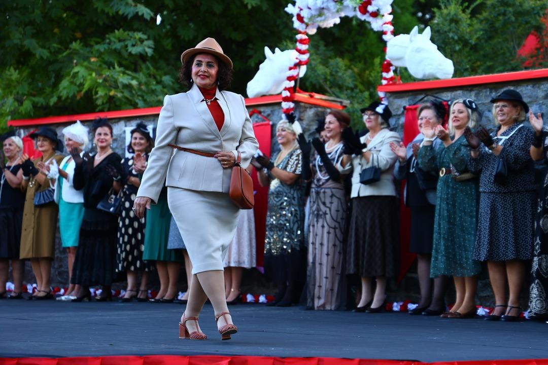 Elazığ Hipodromu nda Cumhuriyet defilesi! 70’ini aşan kadınlar Cumhuriyet zerafetini yansıttılar: "Atatürk ün bize açtığı yolda gidiyoruz" 13