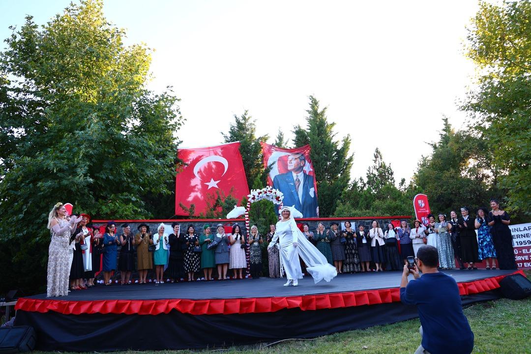 Elazığ Hipodromu nda Cumhuriyet defilesi! 70’ini aşan kadınlar Cumhuriyet zerafetini yansıttılar: "Atatürk ün bize açtığı yolda gidiyoruz" 14