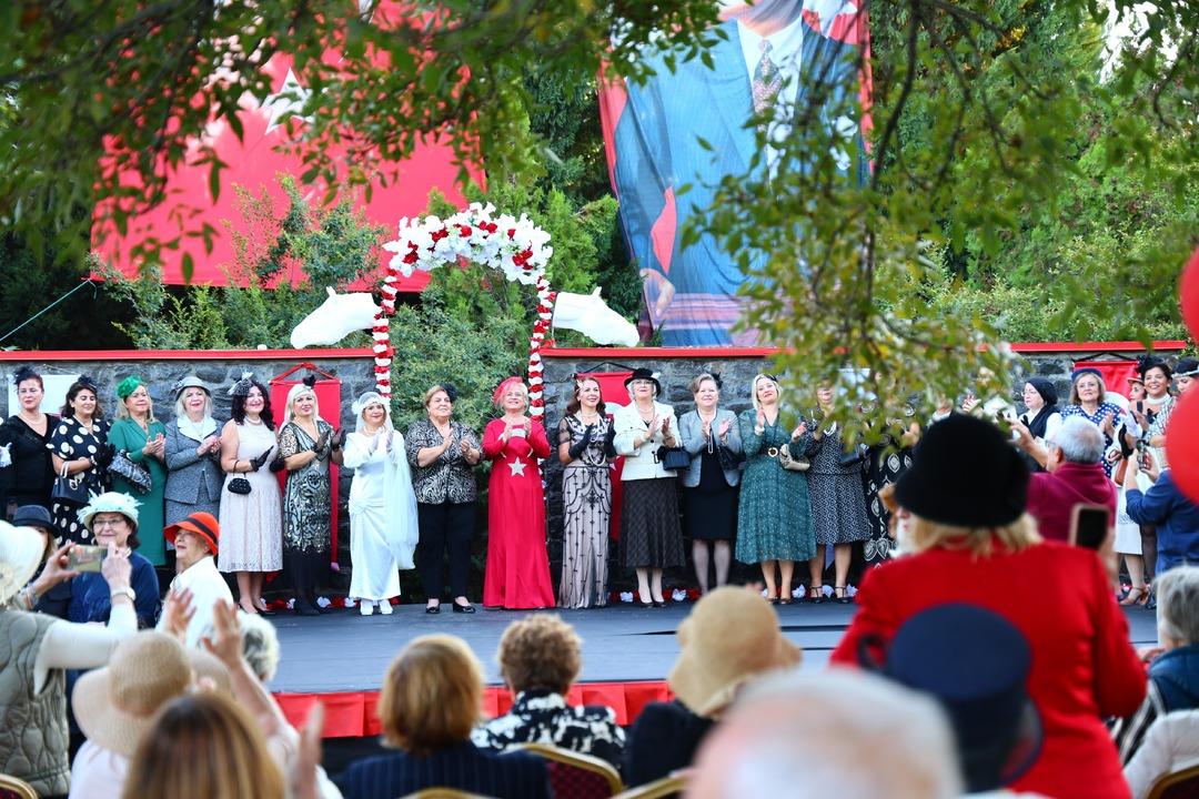 Elazığ Hipodromu nda Cumhuriyet defilesi! 70’ini aşan kadınlar Cumhuriyet zerafetini yansıttılar: "Atatürk ün bize açtığı yolda gidiyoruz" 15