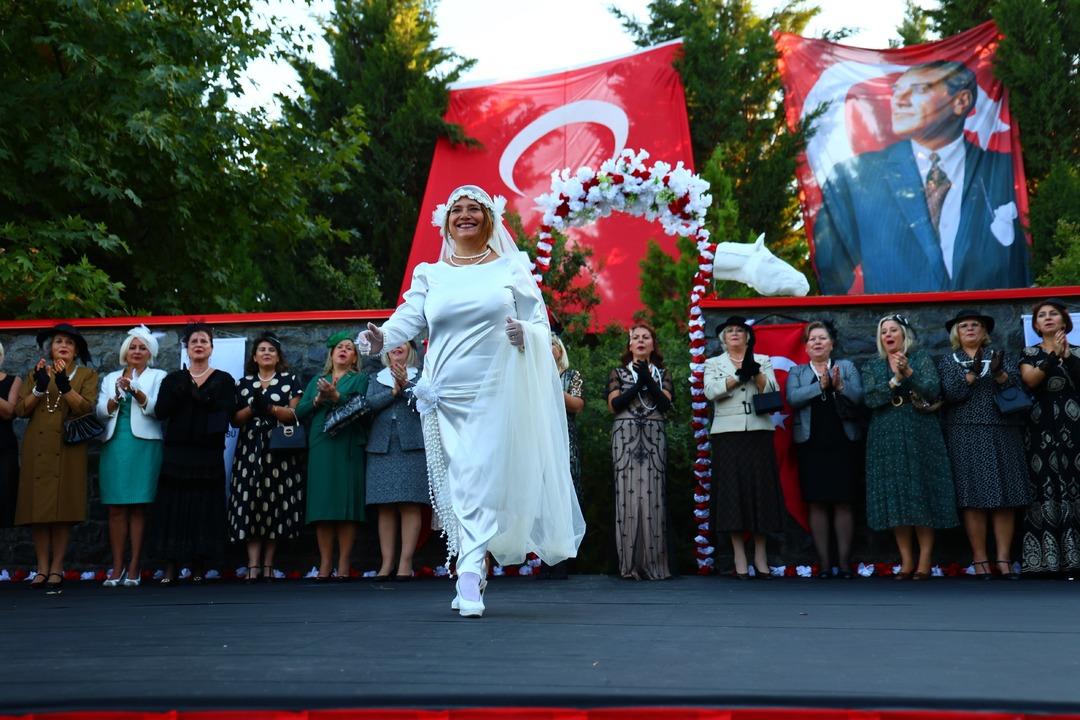 Elazığ Hipodromu nda Cumhuriyet defilesi! 70’ini aşan kadınlar Cumhuriyet zerafetini yansıttılar: "Atatürk ün bize açtığı yolda gidiyoruz" 16