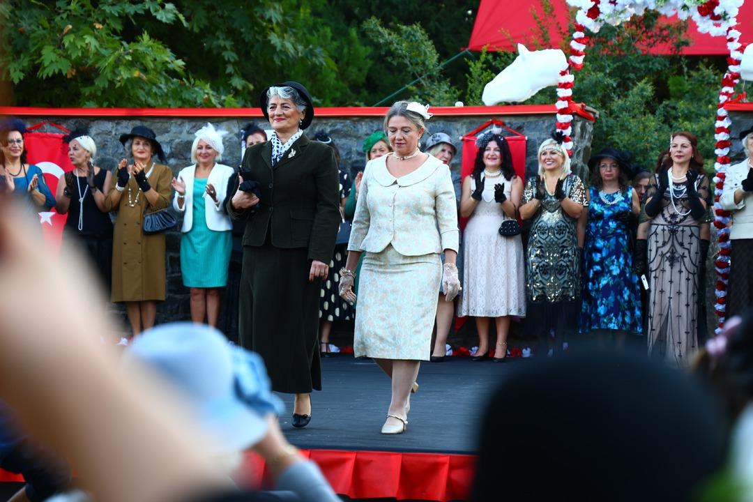 Elazığ Hipodromu nda Cumhuriyet defilesi! 70’ini aşan kadınlar Cumhuriyet zerafetini yansıttılar: "Atatürk ün bize açtığı yolda gidiyoruz" 17