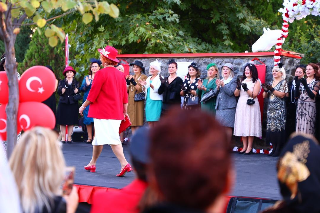 Elazığ Hipodromu nda Cumhuriyet defilesi! 70’ini aşan kadınlar Cumhuriyet zerafetini yansıttılar: "Atatürk ün bize açtığı yolda gidiyoruz" 18