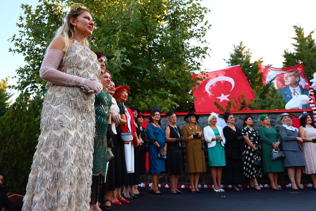 Elazığ Hipodromu nda Cumhuriyet defilesi! 70’ini aşan kadınlar Cumhuriyet zerafetini yansıttılar: "Atatürk ün bize açtığı yolda gidiyoruz" 19