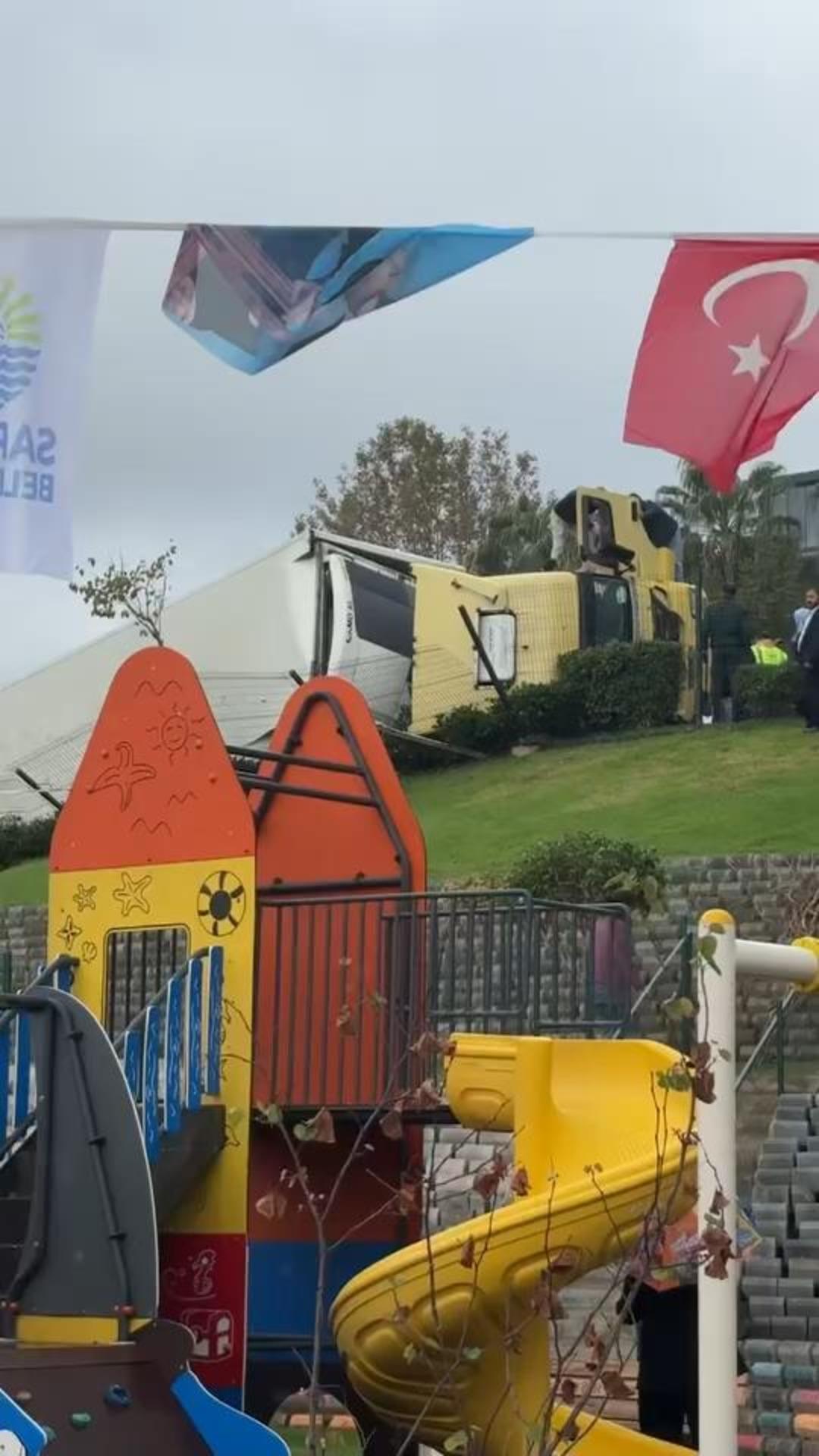 Yer: Sarıyer... TIR, çocuk parkına böyle devrildi: O sırada öğrenciler... 1