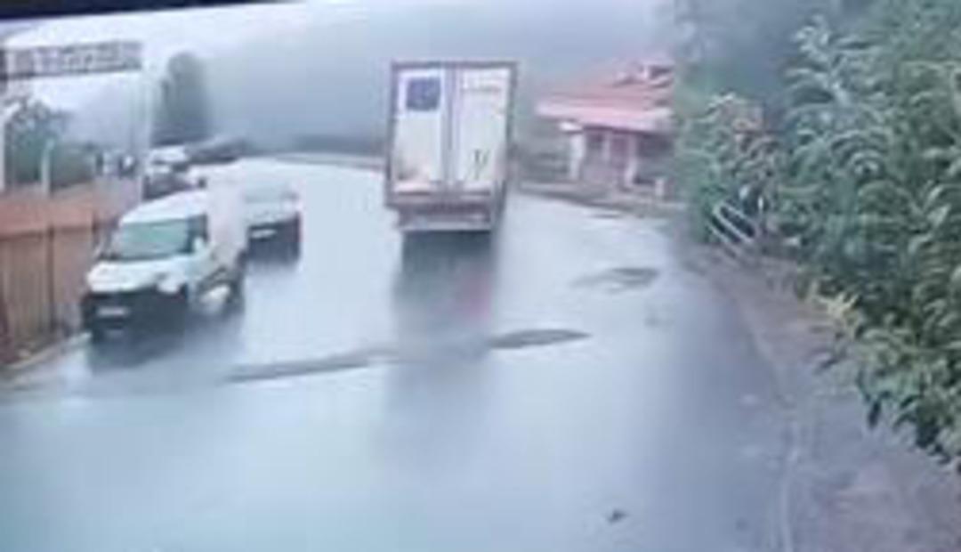 Yer: Sarıyer... TIR, çocuk parkına böyle devrildi: O sırada öğrenciler... 2