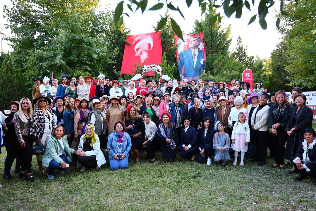 Elazığ Hipodromu nda Cumhuriyet defilesi! 70’ini aşan kadınlar Cumhuriyet zerafetini yansıttılar: "Atatürk ün bize açtığı yolda gidiyoruz" 20