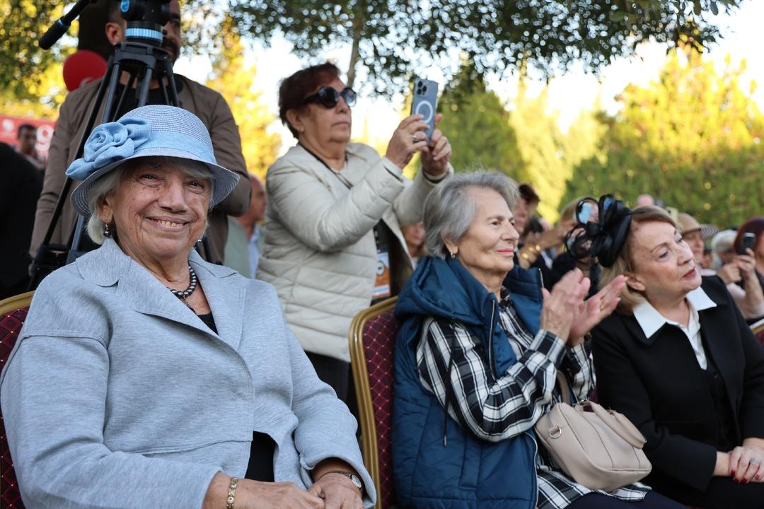 Elazığ Hipodromu nda Cumhuriyet defilesi! 70’ini aşan kadınlar Cumhuriyet zerafetini yansıttılar: "Atatürk ün bize açtığı yolda gidiyoruz" 21