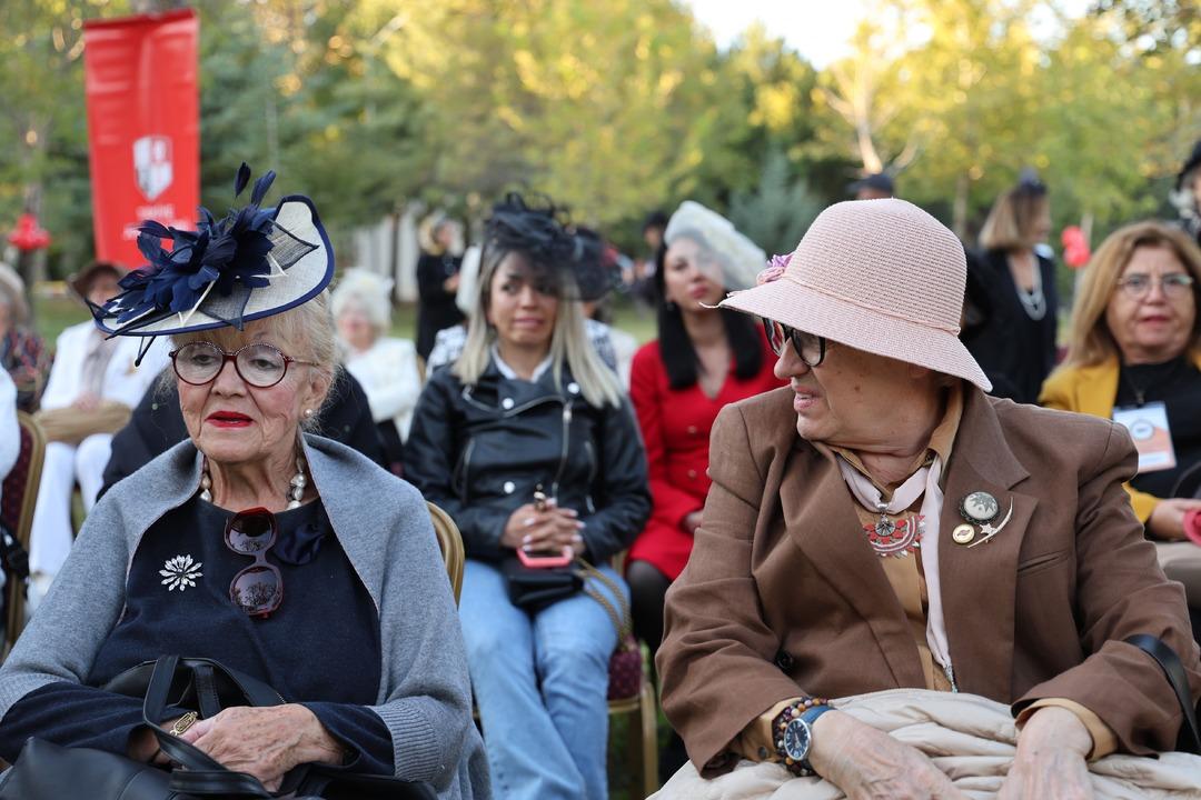 Elazığ Hipodromu nda Cumhuriyet defilesi! 70’ini aşan kadınlar Cumhuriyet zerafetini yansıttılar: "Atatürk ün bize açtığı yolda gidiyoruz" 22