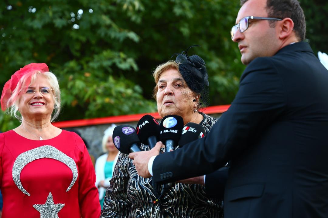 Elazığ Hipodromu nda Cumhuriyet defilesi! 70’ini aşan kadınlar Cumhuriyet zerafetini yansıttılar: "Atatürk ün bize açtığı yolda gidiyoruz" 23