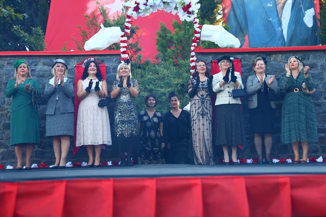 Elazığ Hipodromu nda Cumhuriyet defilesi! 70’ini aşan kadınlar Cumhuriyet zerafetini yansıttılar: "Atatürk ün bize açtığı yolda gidiyoruz" 24