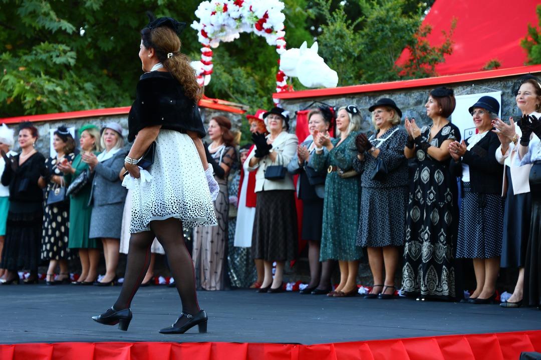 Elazığ Hipodromu nda Cumhuriyet defilesi! 70’ini aşan kadınlar Cumhuriyet zerafetini yansıttılar: "Atatürk ün bize açtığı yolda gidiyoruz" 25