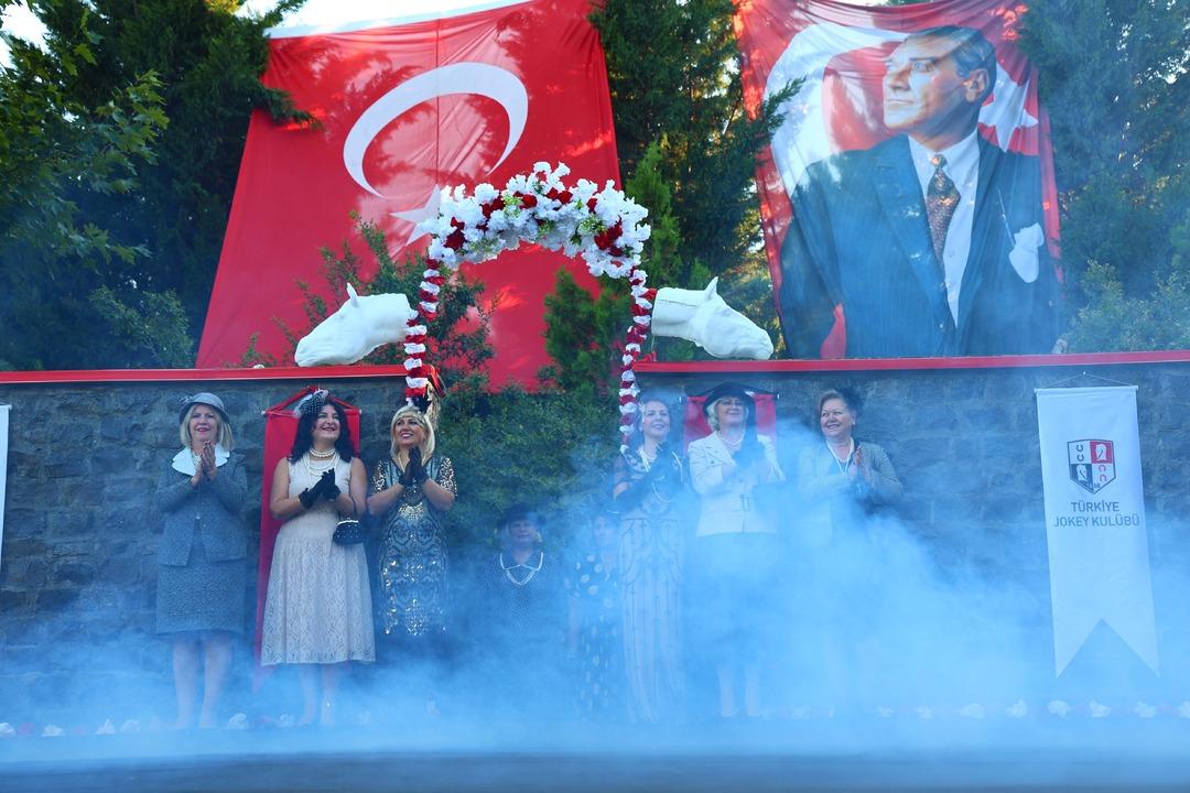 Elazığ Hipodromu nda Cumhuriyet defilesi! 70’ini aşan kadınlar Cumhuriyet zerafetini yansıttılar: "Atatürk ün bize açtığı yolda gidiyoruz" 26