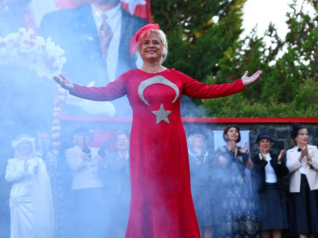 Elazığ Hipodromu'nda Cumhuriyet defilesi! 70’ini aşan kadınlar Cumhuriyet zerafetini yansıttılar: "Atatürk'ün bize açtığı yolda gidiyoruz"