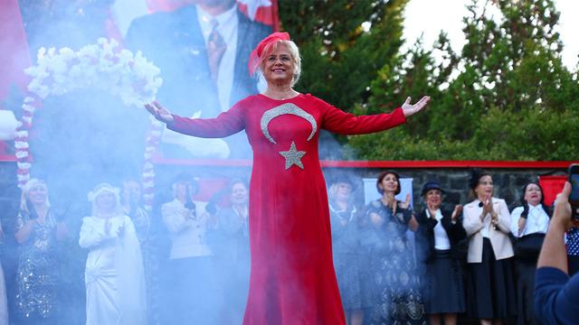 Elazığ Hipodromu'nda Cumhuriyet defilesi! 70’ini aşan kadınlar Cumhuriyet zerafetini yansıttılar: Atatürk'ün bize açtığı yolda gidiyoruz