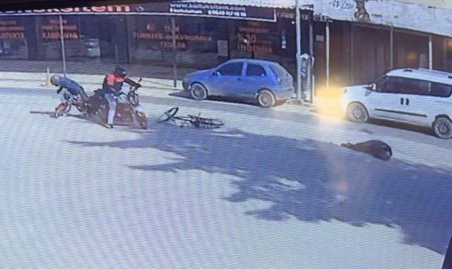 Motosiklet ile bisiklet çarpıştı: 2 yaralı 2