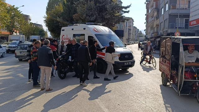 Motosiklet ile bisiklet çarpıştı: 2 yaralı 3