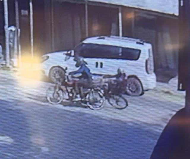 Motosiklet ile bisiklet çarpıştı: 2 yaralı 4