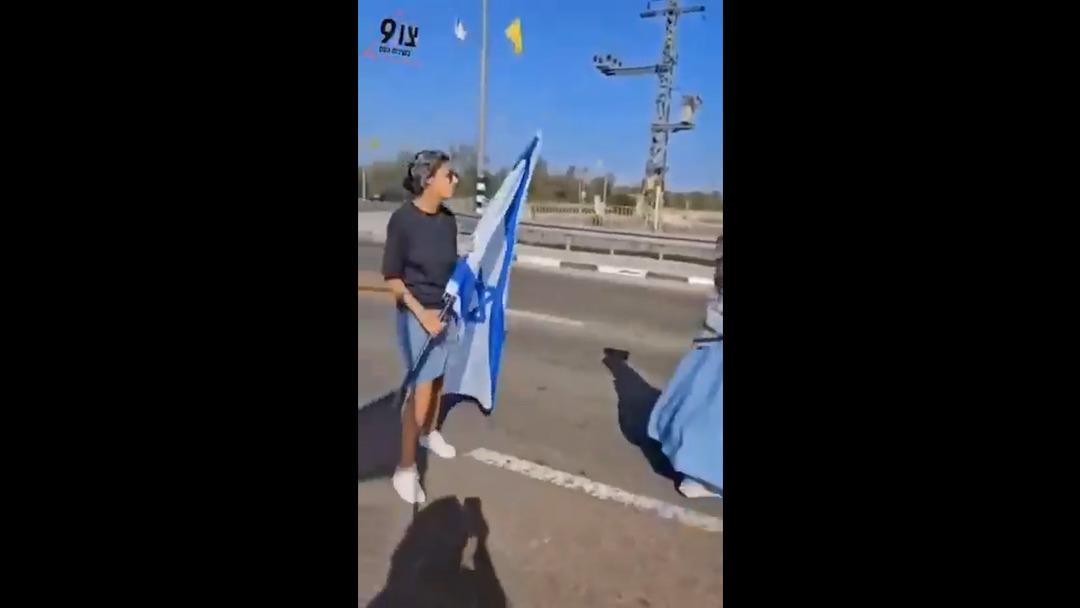 Akıl almaz görüntü! İsrail vahşete bebekleri de alet etti: TIR ın önünü kesip... 1