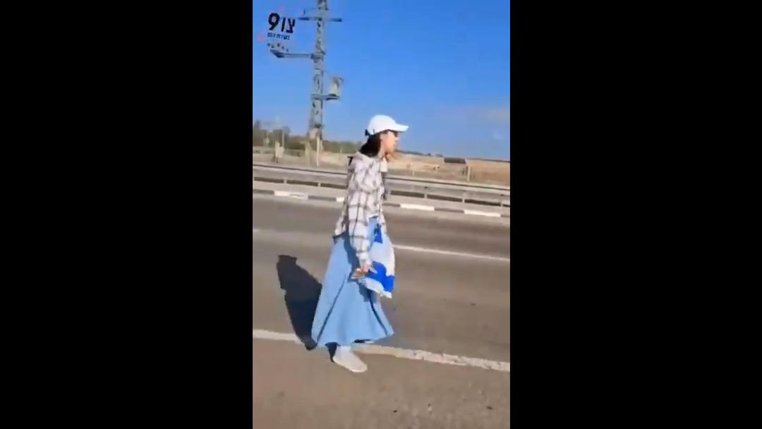 Akıl almaz görüntü! İsrail vahşete bebekleri de alet etti: TIR ın önünü kesip... 2