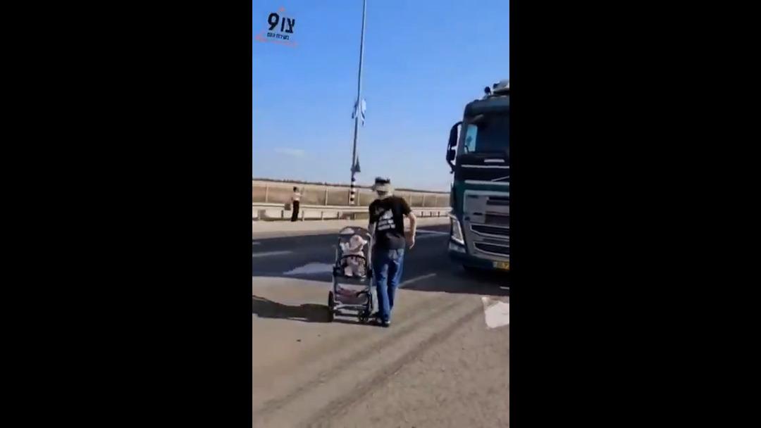 Akıl almaz görüntü! İsrail vahşete bebekleri de alet etti: TIR ın önünü kesip... 3