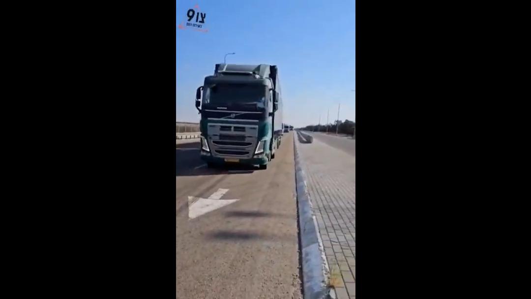 Akıl almaz görüntü! İsrail vahşete bebekleri de alet etti: TIR ın önünü kesip... 4