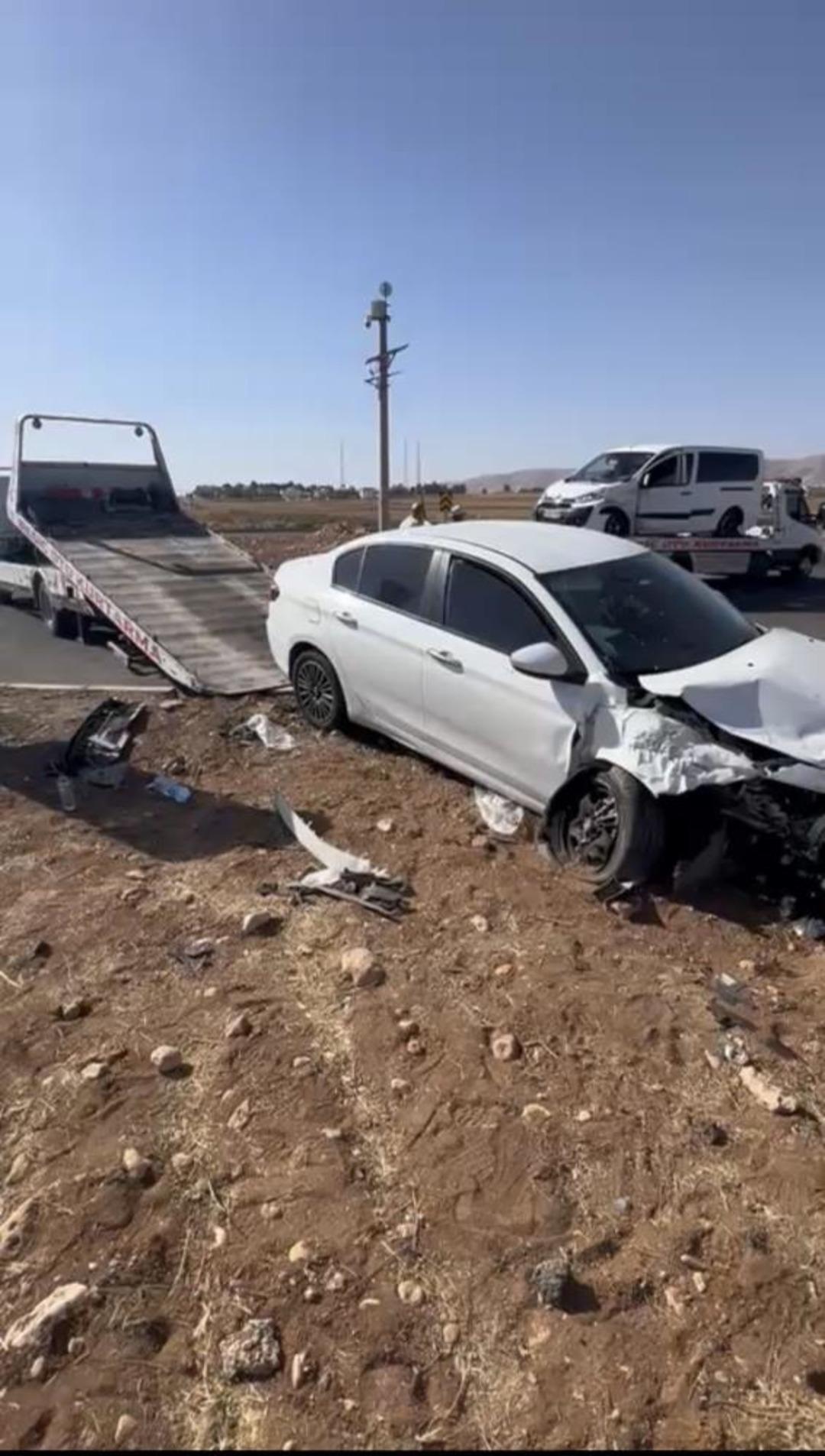 Mardin de otomobil ile hafif ticari araç çarpıştı: 4 yaralı 1