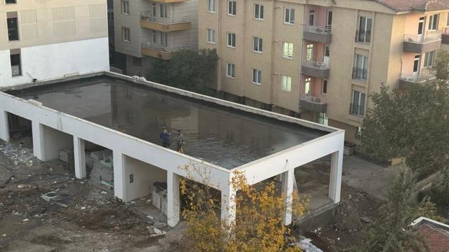 Malatya’da rezerv alandaki inşaat suyla doldu, tahliye için duvar delindi