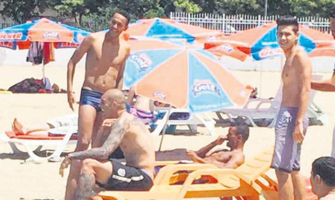 Fenerbah&ccedil;eli futbolcular halk plajında