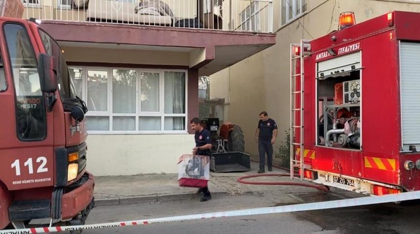 Antalya'da yangın çıkan evdeki muhabbet kuşunu itfaiye kurtardı