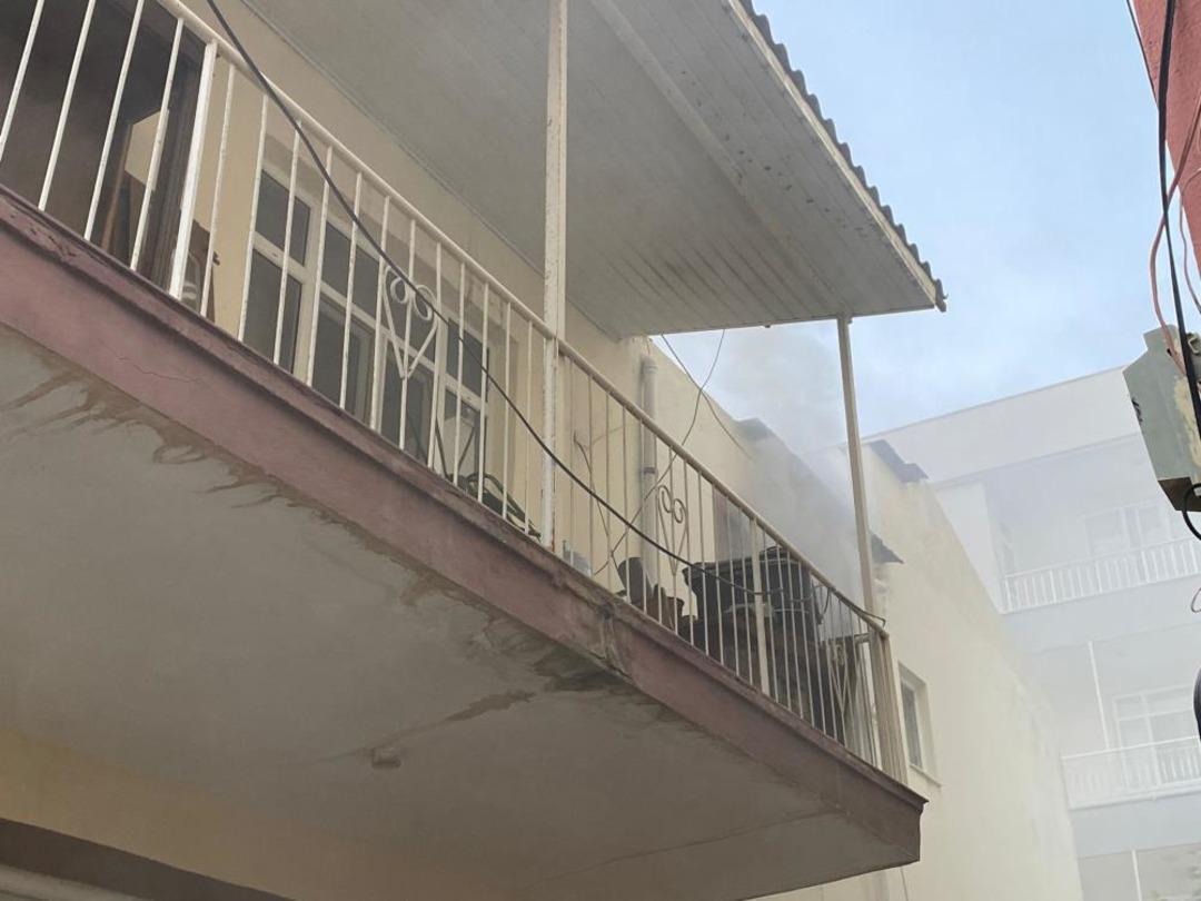 Antalya da yangın çıkan evdeki muhabbet kuşunu itfaiye kurtardı 1