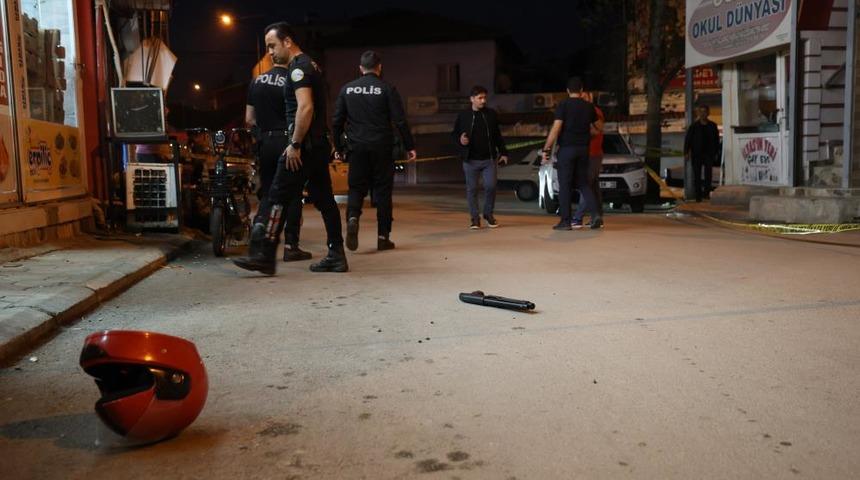 Takip ettiği şahsı ayağından vurdu, kaskı ve silahı düşürüp kaçtı