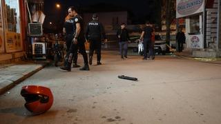 Takip ettiği şahsı ayağından vurdu, kaskı ve silahı düşürüp kaçtı