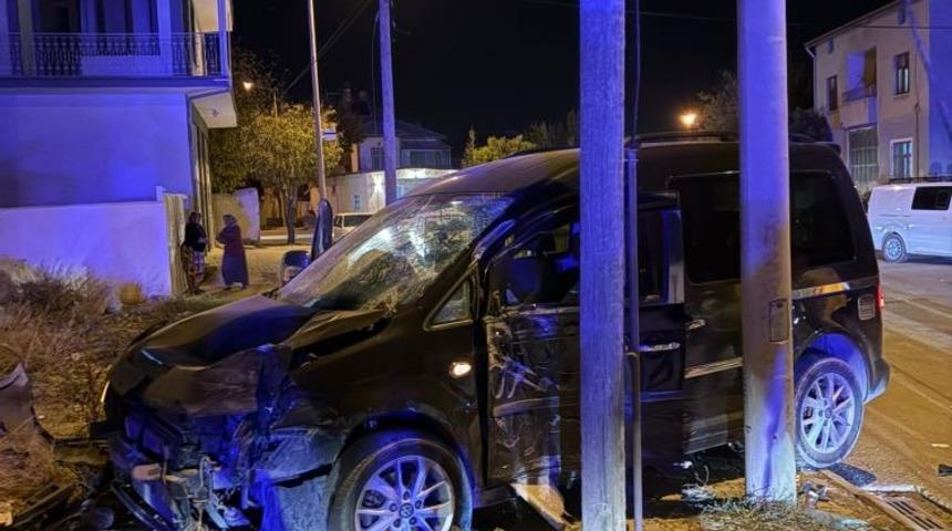 Kaza yaparak savrulan motosiklet yayalara çarptı: 5 yaralı